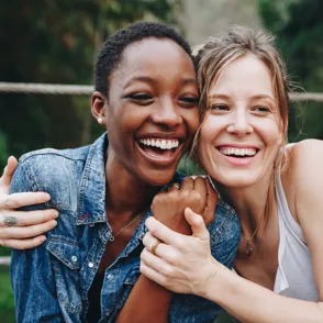 Regalos originales para amigas: ¡sorpréndelas con piezas especiales!