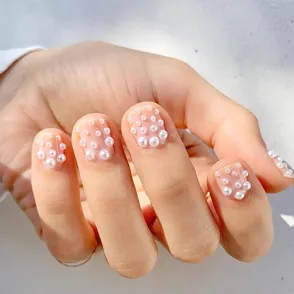 La última tendencia en uñas es la manicura de perlas