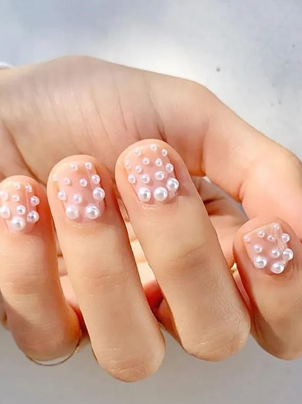 La última tendencia en uñas es la manicura de perlas