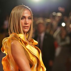Agressée sur le tapis rouge pour son amour de la fourrure, Jennifer Lopez reste de marbre