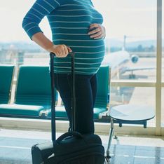 Viajar en avión durante el embarazo, ¿existen riesgos?