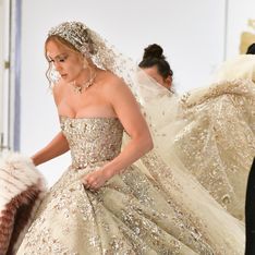Jennifer Lopez s'affiche dans une incroyable robe de mariée