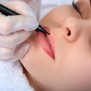 ¿Labios tatuados? Te contamos todo sobre la micropigmentación