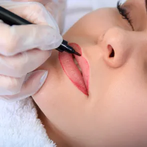 ¿Labios tatuados? Te contamos todo sobre la micropigmentación