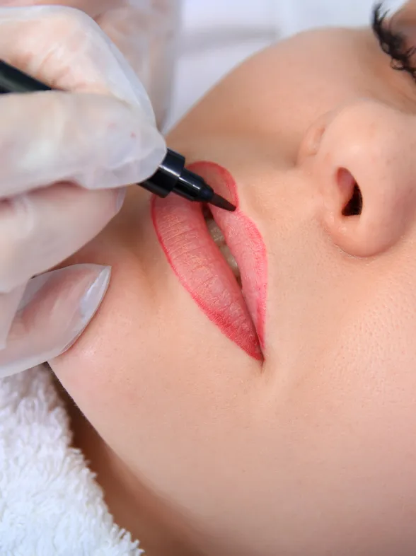 ¿Labios tatuados? Te contamos todo sobre la micropigmentación