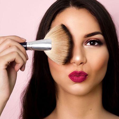 Consejos para aplicar los polvos bronceadores y dar un toque de color a tu rostro en otoño