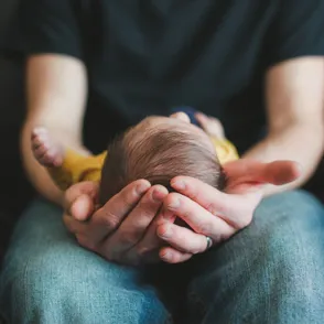 ¿Cuánto tarda en cerrarse la fontanela de los bebés recién nacidos?
