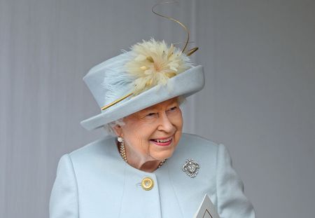 Elizabeth II tire un trait sur la fourrure animale