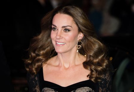 Kate Middleton, divine duchesse dans une longue robe en dentelle
