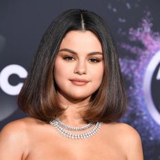 En robe verte satinée, Selena Gomez fait un come-back remarqué