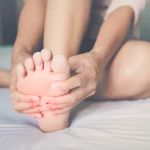 Fascitis plantar: qué es, cómo detectarla y consejos para prevenirla