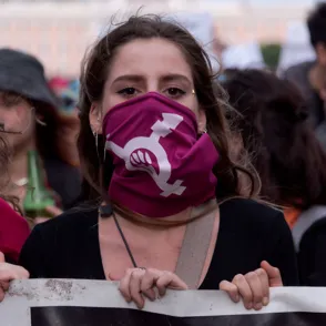 "Duerme tranquila, niña inocente": la marea feminista chilena que canta contra el machismo