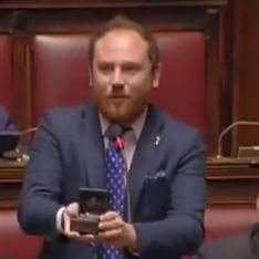Un député italien demande sa petite-amie en mariage au Parlement !