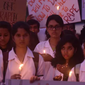 Queman viva a una mujer en India cuando iba a declarar contra su agresor