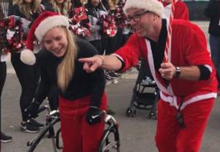Malgré sa paralysie cérébrale, cette ado termine une course de Noël en un temps record