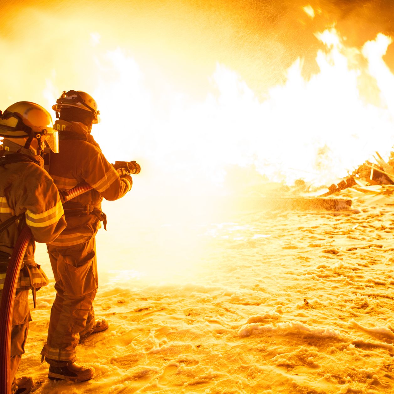 Un enfant reçoit la médaille de son père, pompier décédé alors qu'il combattait les flammes