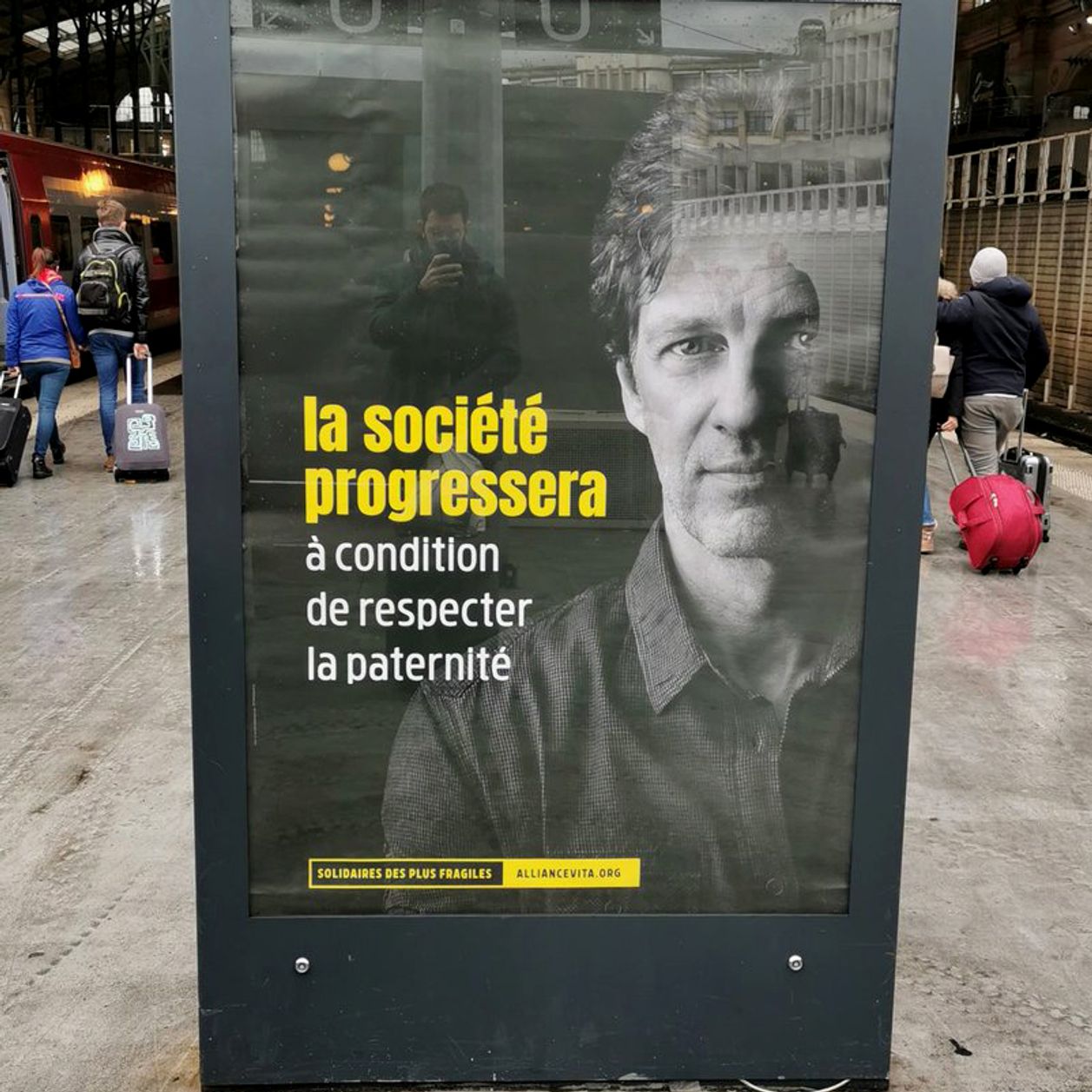 Des affiches anti-PMA et anti-IVG dans les gares parisiennes choquent la Toile