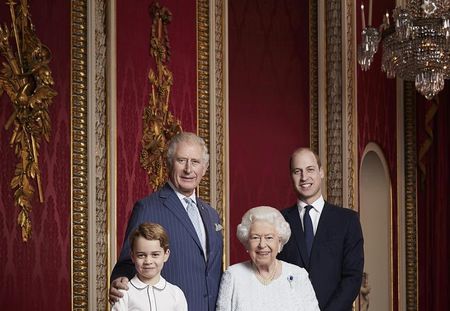 La reine Elizabeth II pose avec ses successeurs pour commencer l'année 2020 en beauté