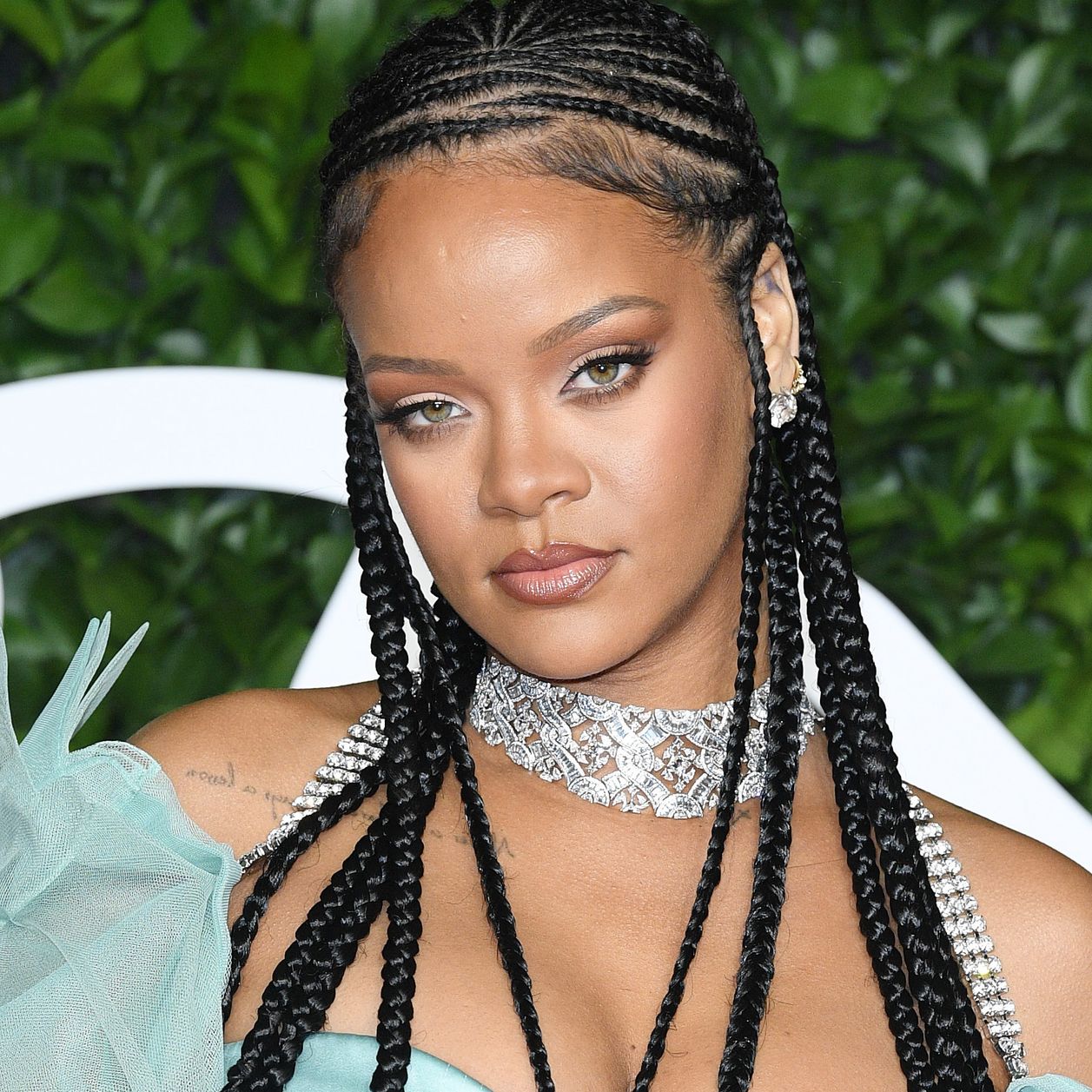 Acné apparente et démaquillée, Rihanna s'expose au naturel sur Instagram