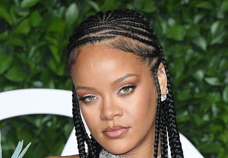 Acné apparente et démaquillée, Rihanna s'expose au naturel sur Instagram
