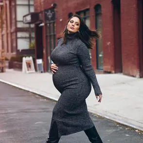 Apuesta por prendas ajustadas en el embarazo: famosas que dicen sí a lucir barriga