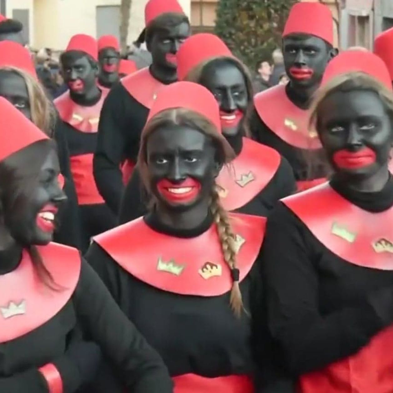 En Espagne, pour l'Épiphanie, des centaines de personnes défilent dans les rues avec un blackface