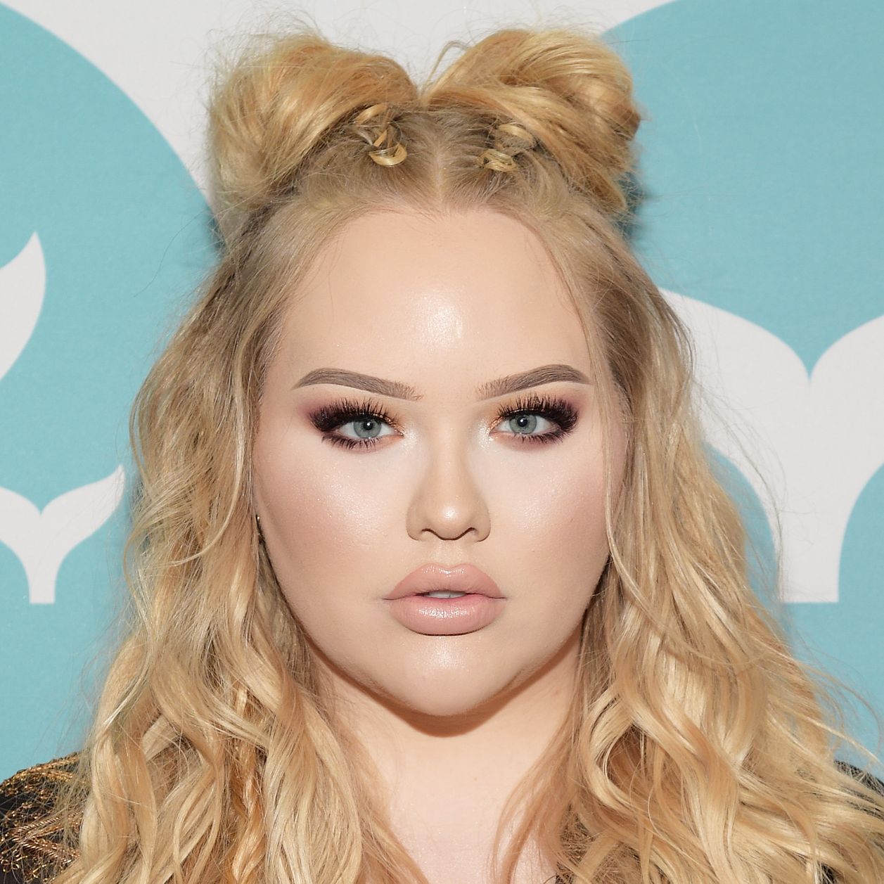 La Youtubeuse star Nikkie Tutorials révèle être transgenre dans une émouvante vidéo