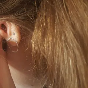 Cómo cuidar un piercing infectado en la oreja