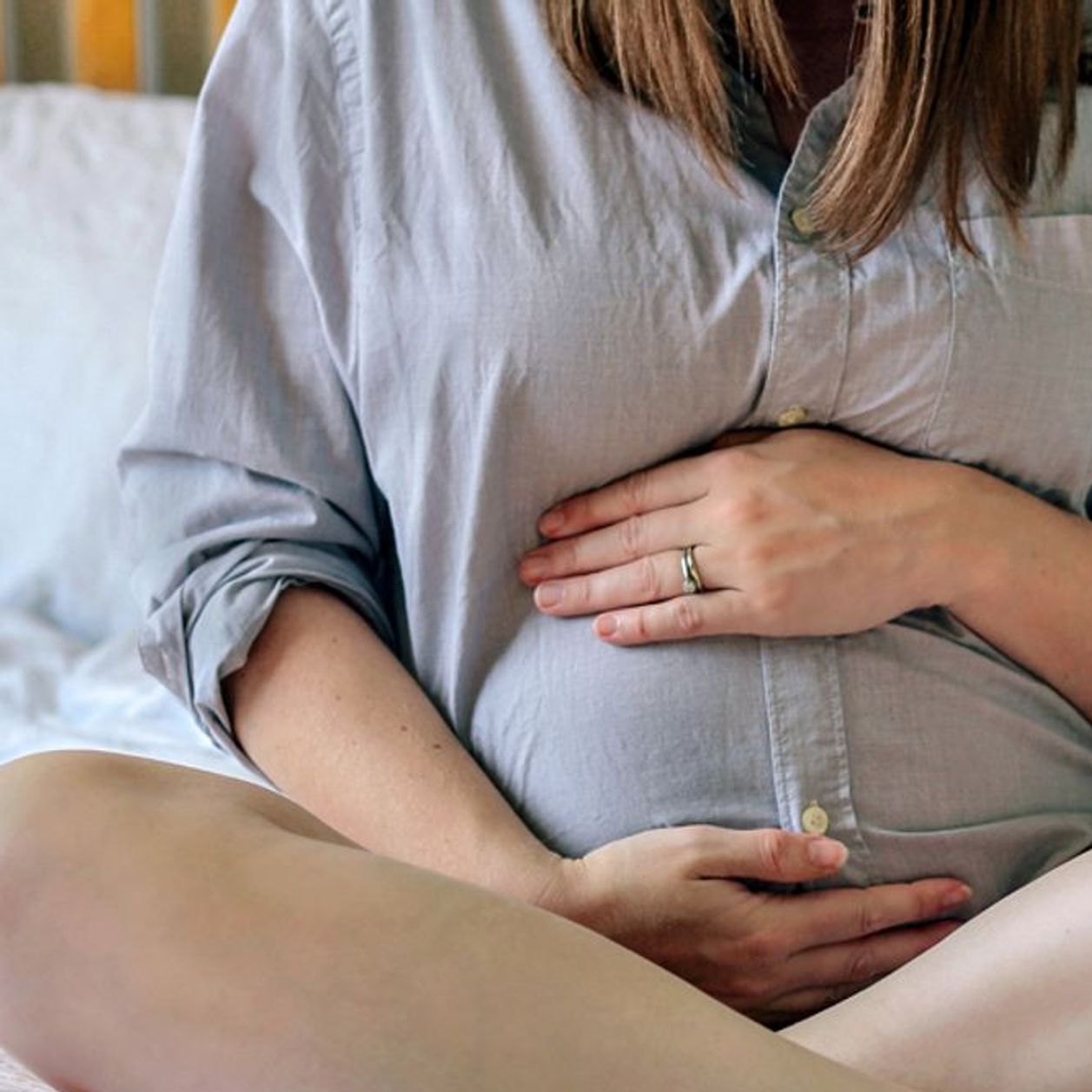 Pertes brunes pendant la grossesse : quelles en sont les causes, quand faut-il s'inquiéter ?