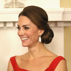 En robe rouge à sequins, Kate Middleton illumine Buckingham Palace
