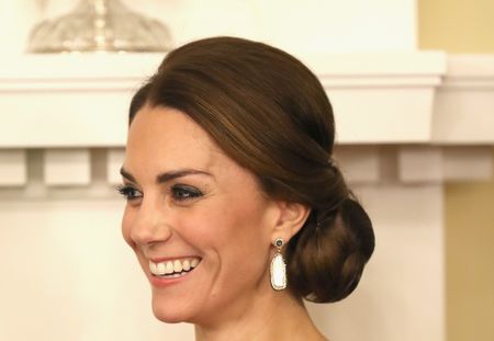 En robe rouge à sequins, Kate Middleton illumine Buckingham Palace