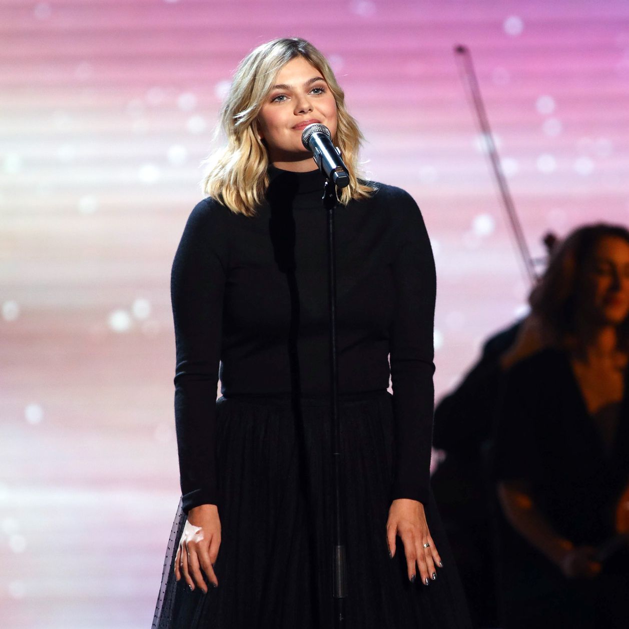 La chanteuse Louane confirme attendre son premier enfant !