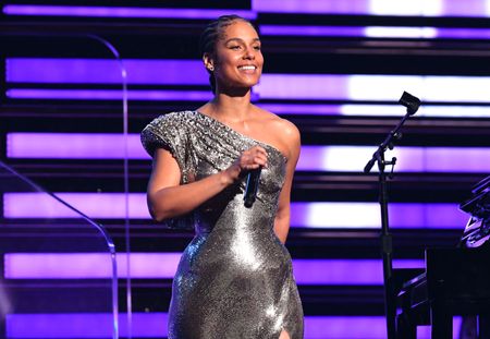 Grammy Awards : le poignant hommage d'Alicia Keys à Kobe Bryant