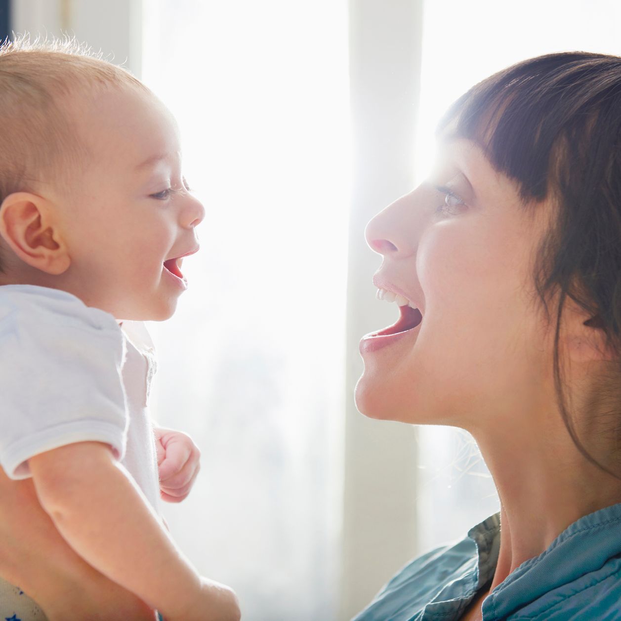 Accentuer les mots d'une phrase pour parler à votre bébé l'aide bien plus que vous ne le pensez