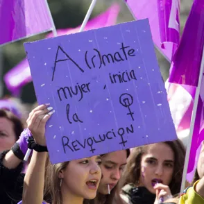 Revuelta feminista: una cadena de mujeres recorre la capital a un mes del 8M