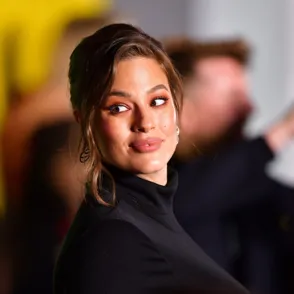 Ashley Graham muestra con orgullo sus estrías