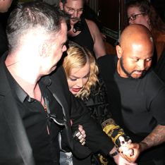 Madonna barcolla ma non molla: sorretta a un bastone alla fine del concerto