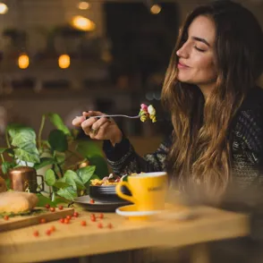 Estos son los 7 alimentos prohibidos en una dieta saludable