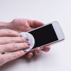 Cómo desinfectar la pantalla de tu móvil, un foco de infección olvidado