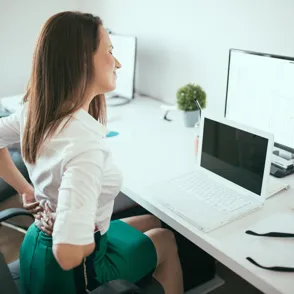 Consejos para teletrabajar sin que tu espalda y cervicales se resientan