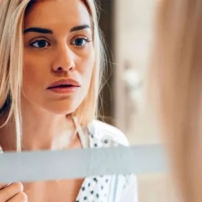 ¿Rojeces en la cara? Estas son las causas más comunes y los remedios más eficaces