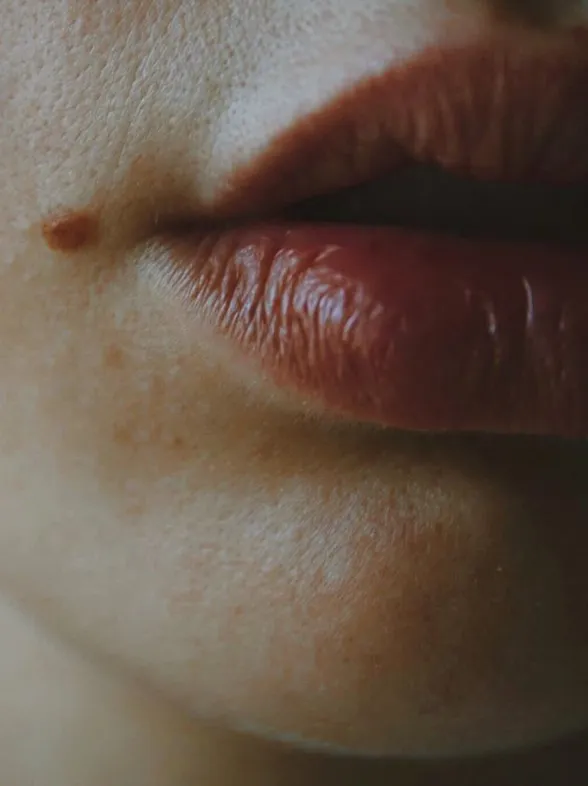 ¿Labios secos y agrietados? Repáralos en casa con estos consejos