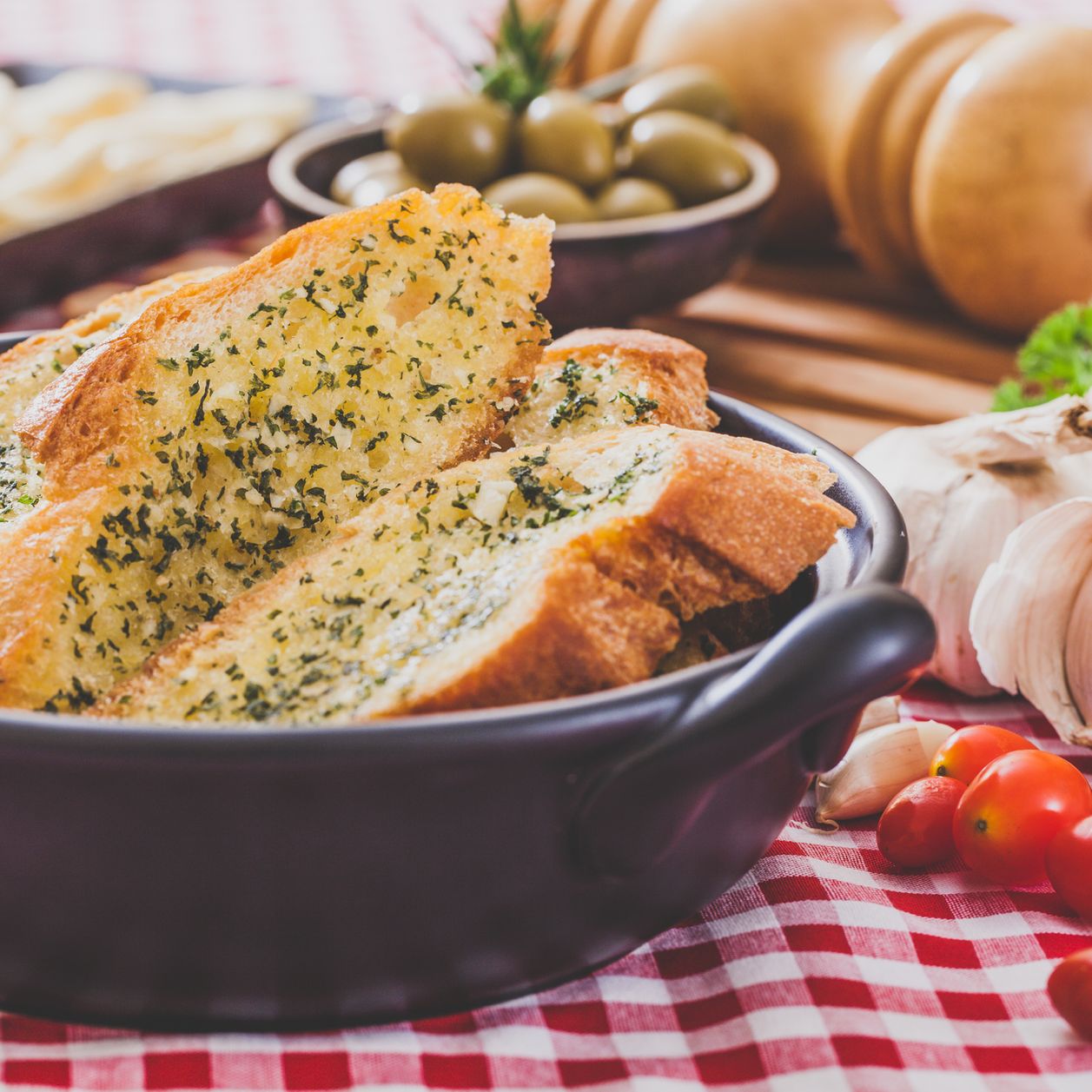 Pan de ajo gratinado con queso, ¡un snack muy sabroso!