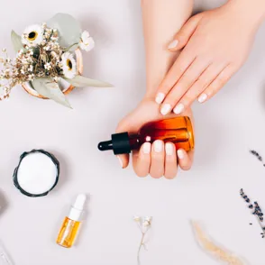 Así puedes preparar tu propio desmaquillante en casa con aceites naturales