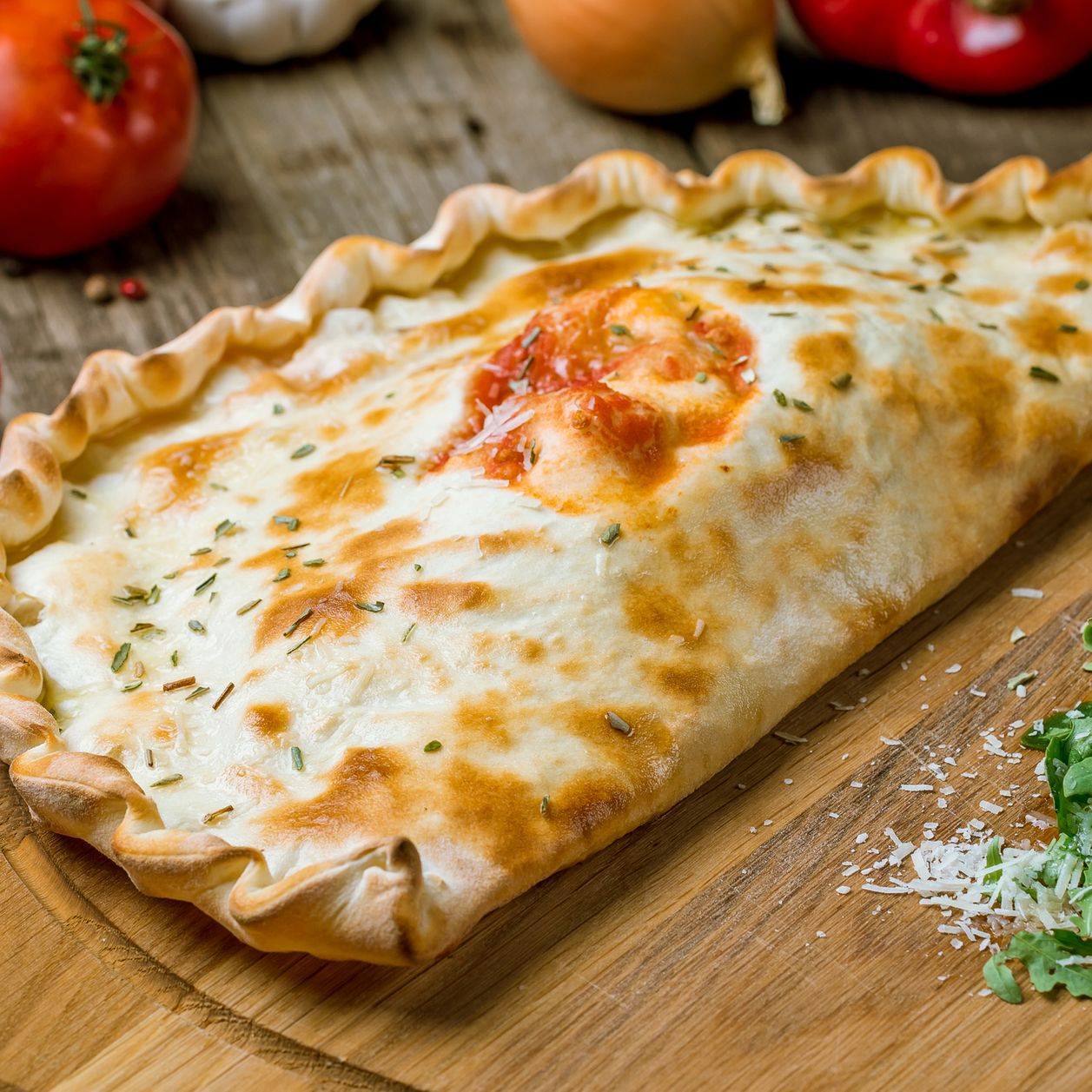 Calzone rellena de pollo, pimiento y queso de cabra