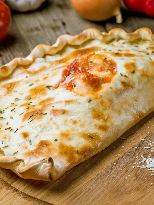 Calzone rellena de pollo, pimiento y queso de cabra