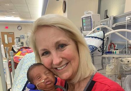 Cette infirmière s'est occupée de ce bébé prématuré, 30 ans après avoir pris soin de son père dans le même hôpital