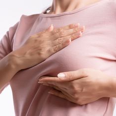 Seno gonfio: dolore e gonfiore sono sintomi di gravidanza o del ciclo mestruale?
