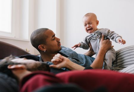 Selon cette étude, les bébés se réveilleraient la nuit pour vous empêcher d'avoir un autre enfant