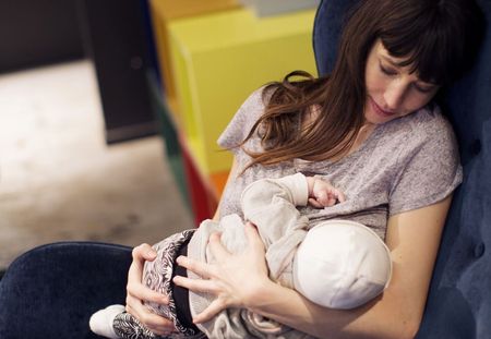 Covid-19 : les mamans peuvent continuer d'allaiter leur bébé, même infectées, selon l'OMS